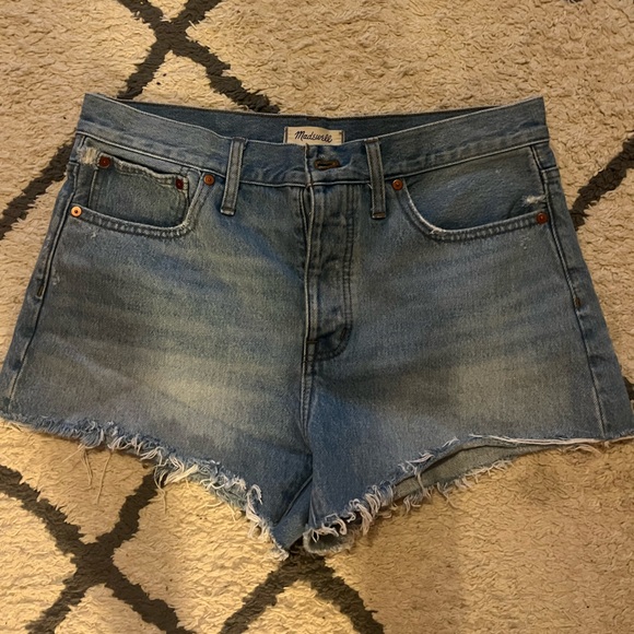 Madewell Button Fly Raw Hem Relaxed Denim Shorts in Cedarcroft Wash Sz 29 - Picture 7 of 14